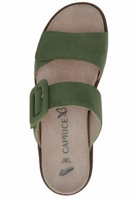 Groene suede sandalen met twee brede banden en een rechthoekige gesp. Zachte beige binnenzool met logo; bruine buitenzool.