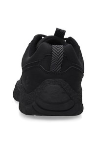 Schwarze Sportschuhe mit glattem Obermaterial, rundlicher Zehenform, strukturiertem Absatz und einem gestreiften Zugband hinten.