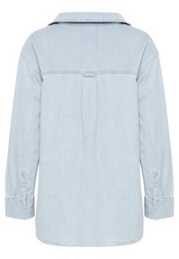 Camicia in denim azzurro chiaro con maniche lunghe, colletto, polsini con bottoni e un dettaglio di piega centrale sul retro. Tessuto morbido e design casual.