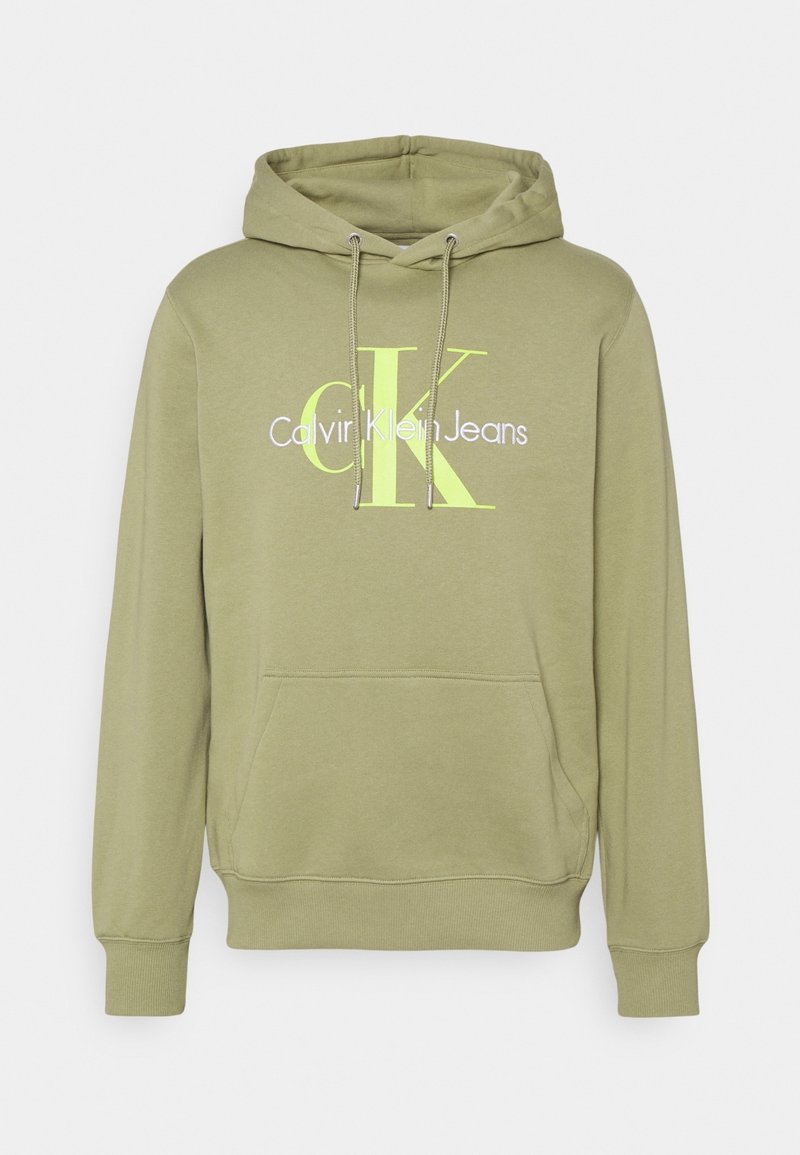 Sweat à capuche vert olive avec poche avant, capuche à cordon de serrage, et logo "cK" jaune avec texte blanc "Calvin Klein Jeans" sur la poitrine.