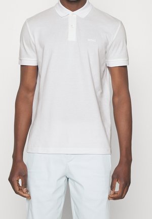 Weißes Poloshirt mit kurzen Ärmeln, Kragen und subtiler "BOSS"-Logoprägung. Weiche Textur und reguläre Passform mit kontrastierenden Kragenakzenten.