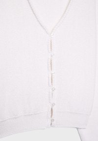 Biely pletený kardigán s výstrihom do V, vybavený radom malých bielych gombíkov na prednej strane a rebrovanými detailmi na spodnom leme a manžetách.