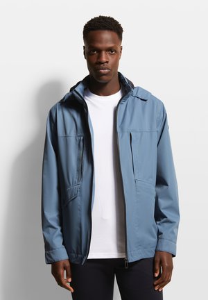 Helleblaue, wasserabweisende Jacke mit Kapuze, Frontreißverschluss und zwei Seitentaschen. Der Stoff sieht glatt aus und hat eine kontrastierende dunkle Innenseite.