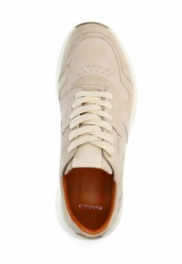 Beige Wildleder Sneaker mit weißen Schnürsenkeln, kleinen Perforationen an der Zehe, braunem Innenfutter und einer strukturierten weißen Gummisohle.