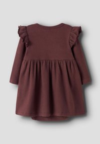 Sügava burgundia värvi puuvillane pikkade varrukatega kleit, millel on rippuvad õlavarre aksessuaarid ja flöödid seelik, millel on integreeritud bodi.