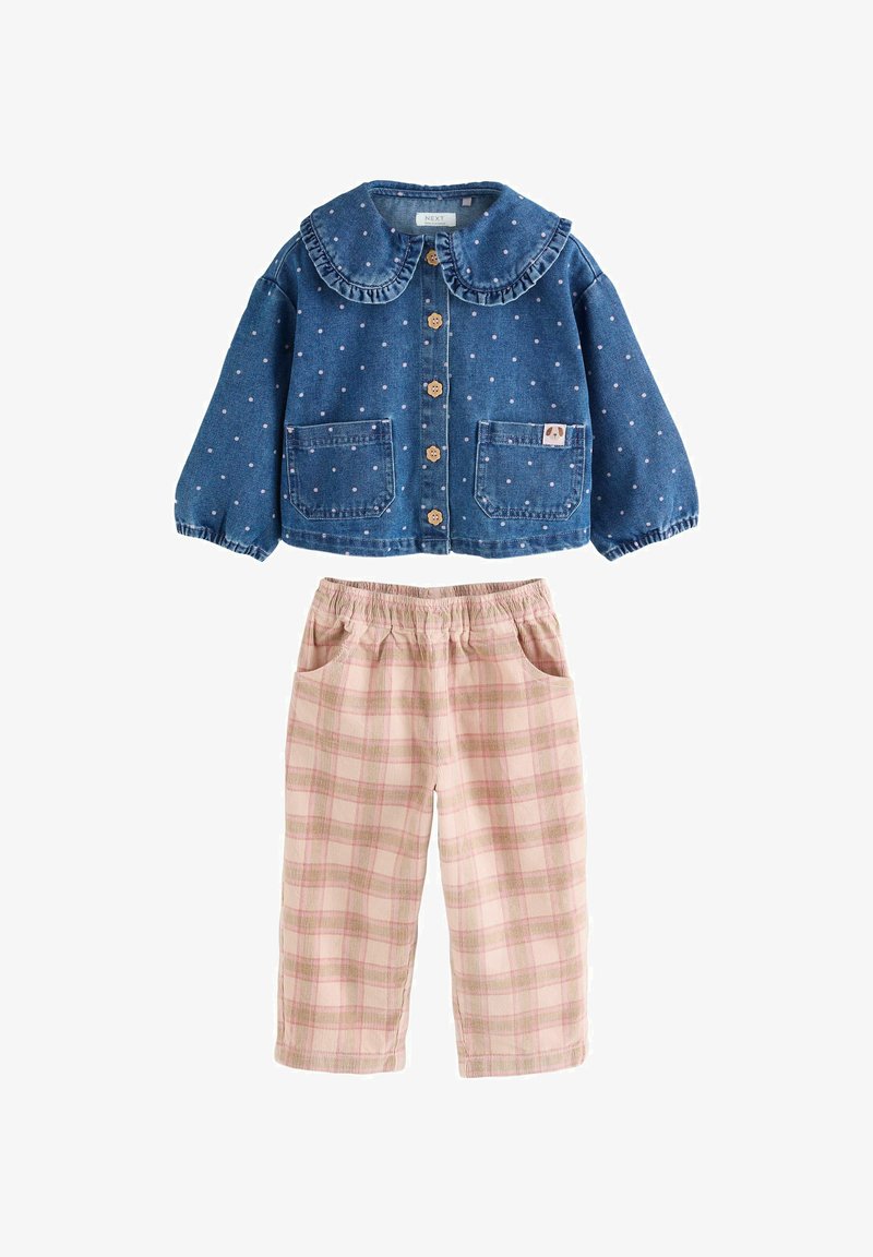 Veste en denim avec un grand col volants, bleue à pois blancs ; associée à un pantalon léger à carreaux roses avec une taille élastique.