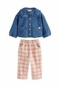 Jeansjacke mit einem großen, gerafften Kragen, blau mit weißen Punkten; kombiniert mit leichten, pinken Hosen im Karo-Muster und elastischem Bund.