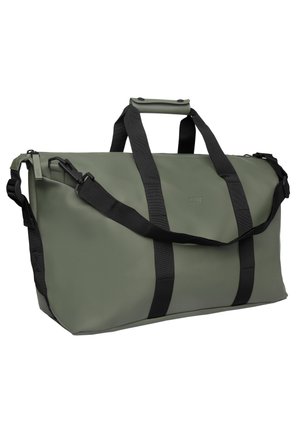 Duża torba typu duffel w oliwkowej zieleni z czarnymi paskami, odpinanym paskiem na ramię i zamknięciem na suwak.