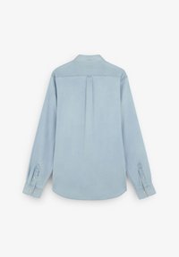 Lichtblauwe lange mouw shirt van zachte stof. Heeft een klassieke kraag, knoopsluitingen en een yoke met een middenplooi op de achterkant.