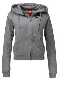Grå zip-up hoodie med huva, dragsko och en logotyp fram. Har två framfickor samt ribbade ärmslut och nederkant. Mjuk tygtextur.