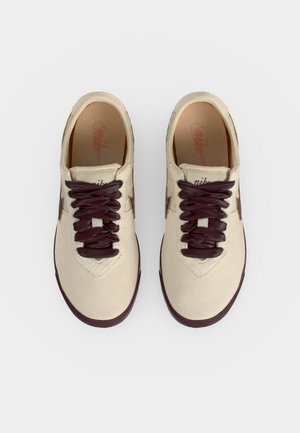 Nike Astro Grabber Leather SE Light Cream Burgundy Crush (Women's) — foto 5