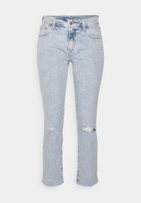 Vaaleansiniset farkut suorella leikkauksella, joissa on kevyitä kulutuksia, repeytyneitä yksityiskohtia polvissa ja normaali vyötärö.