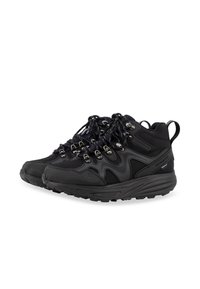 Des chaussures de randonnée noires présentent une tige synthétique texturée, des œillets renforcés, des semelles épaisses et une languette à l'arrière pour faciliter l'enfilage.