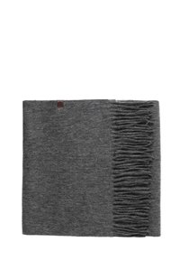 Grijze sjaal met franjes gemaakt van zacht materiaal. Heeft een getextureerd oppervlak en een decoratieve franjerand aan één zijde. Voorzien van een klein leren label.