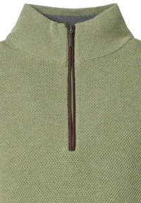 Grüner Strickpullover mit hohem Kragen, ausgestattet mit einem braunen Reißverschluss und strukturiertem Muster. Weicher Stoff mit einem dezenten melierten Look.