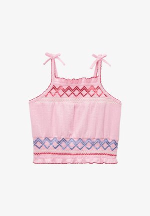 Top court rose sans manches avec bretelles à nouer et motifs brodés en forme de losanges rouges et bleus le long des bords supérieur et inférieur.