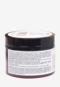 Pot de beurre corporel rond marron avec un couvercle doré. L'étiquette présente un texte multilingue et des images d'amandes, soulignant des propriétés nourrissantes.