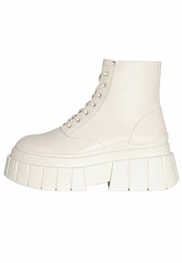 Bílé boty do kotníku z umělé kůže s silnou, rýhovanou podrážkou, kulatou špičkou a šněrováním vpředu. Hladký povrch a minimalistický design.