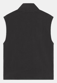 Czarna bezrękawnik z miękkiej, teksturowanej tkaniny, z wysokim kołnierzem i prostymi liniami, bez zapięć i ozdób.
