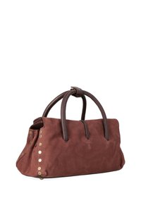 Borsa a mano in pelle marrone con doppi manici arrotondati, superficie texturizzata e borchie decorative in ottone lungo i lati. Forma compatta e strutturata.