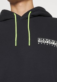 Sudadera con capucha negra con cordones de color verde neón, texto del logo en blanco y acabado de tela texturizada.