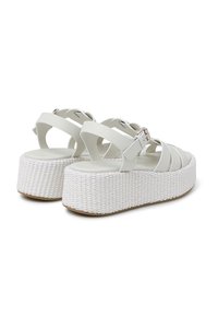 Sandali platform bianchi con design a più cinghie, cinturino regolabile alla caviglia e texture intrecciata sulla soletta. Parte superiore liscia e soletta imbottita.