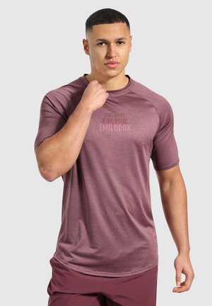 Bordeauxfarbener Sport-T-Shirt mit kurzen Ärmeln, strukturiertem Stoff und einem dezenten Logo in der Mitte. Herstellerdesign, leichtes Material.