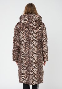 Geacă puff în print leopard, cu un design matlasat, capușon și mâneci lungi, având o croială până la genunchi și o textură netedă.