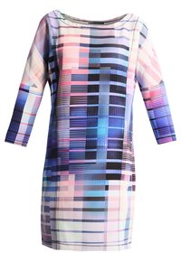 Sukienka z długim rękawem z geometrycznym abstrakcyjnym wzorem w odcieniach różu, niebieskiego i czarnego, z okrągłym dekoltem i prostym krojem.