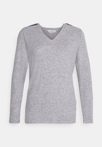 Šedý svetr s dlouhým rukávem a výstřihem do V vyrobený z jemného pleteného materiálu. Má akcenty knoflíků na ramenou a uvolněný střih. Klasický design, minimální textura.