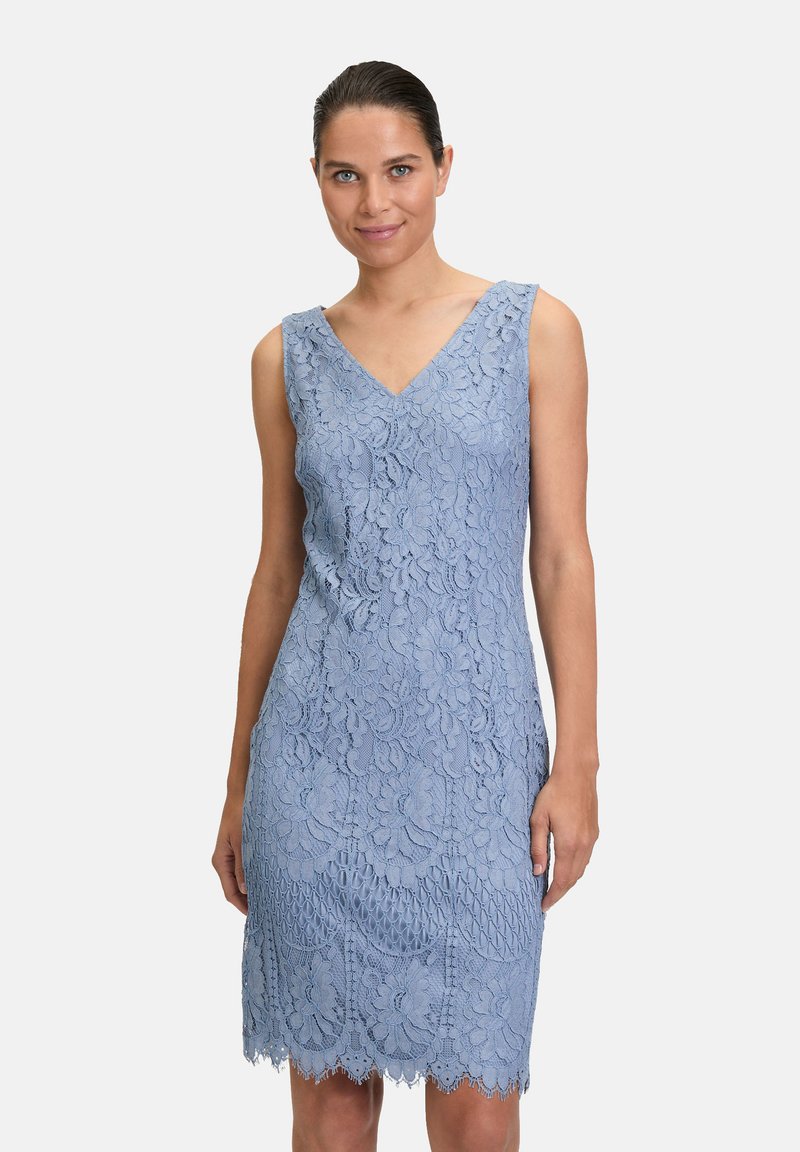 Robe en dentelle bleu clair avec un décolleté en V, sans manches, motif floral et ourlet festonné. Forme ajustée, longueur mi-cuisse.