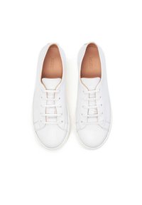 Sneaker bianchi in pelle con una texture liscia, punta arrotondata, design con allacciatura a sei occhielli e fodera interna beige a contrasto.