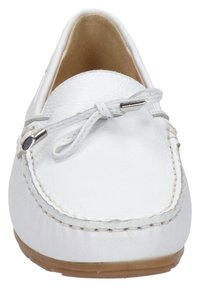 Weiße Leder-Loafer mit runder Zehenform, detaillierter Naht und einer dekorativen Schleife auf der Vorderseite; hellbraune Gummisohle.