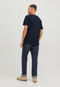 Jack & Jones JAMES CREW NECK - Print T-shirt - navy blazer