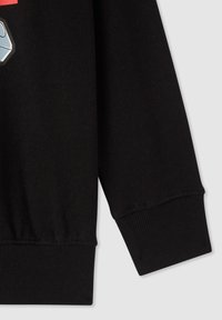 Felpa nera con polsini e orlo a costine, caratterizzata da una texture liscia e da un elemento grafico colorato e vivace sulla parte anteriore.