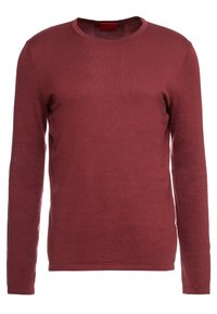 Pull rouge à manches longues en maille douce, avec un col rond et un détail discret de l'étiquette de la marque à l'ourlet.