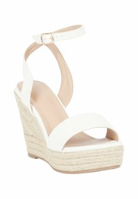 Sandali wedge bianchi con suola in espadrilla, dotati di due fasce larghe che attraversano il piede e di una cinghia alla caviglia con fibbia. Texture liscia.