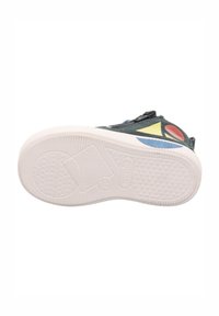 Schwarze und blaue Sneaker mit einer weißen Gummisohle. Verfügt über ein Muster aus Dreiecken und Kreisen in Gelb und Rot an der Seite. Mit Reißverschluss.