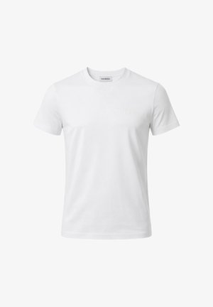 T-shirt bianca a maniche corte con girocollo e logo "BIKKEMBERGS" in rilievo sottile sul petto sinistro e etichetta all'interno del colletto.