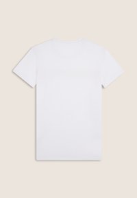 Camiseta blanca de manga corta, cuello redondo, hecha de tela de algodón suave, con diseño liso en la parte trasera y sin logotipos ni patrones visibles.