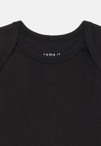 Svart bomulls-body med rund hals, kortermede og med en trykt merkeetikett nær halsen. Myk tekstur, enkel design.