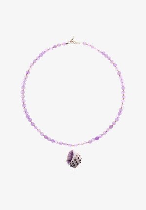 Collier de perles violettes avec des perles facettées et un pendentif décoratif en coquillage. Fermoir et chaîne en métal doré.