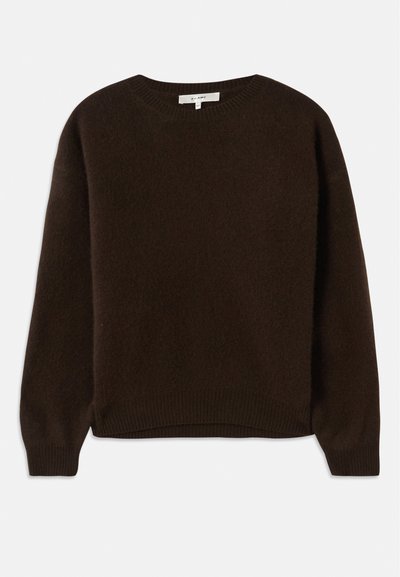 Mørkebrun strikket sweater med rund halsudskæring, ribbet kant og lange ærmer. Blød tekstur med et afslappet fit-design.
