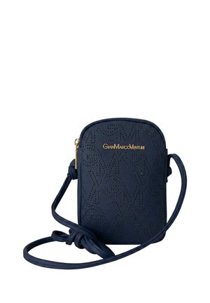 Piccola borsa a tracolla blu scuro con motivo traforato e logo dorato "GianMarcoVenturi", tracolla regolabile annodata alla base.