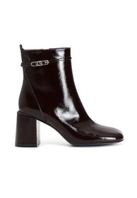 Botas de tobillo burdeos brillantes con tac�ón cuadrado, correa de acento con detalle de hebilla y acabado en cuero texturizado.