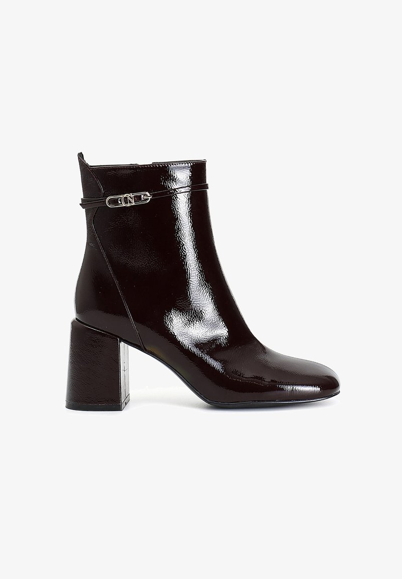 Botas de tobillo burdeos brillantes con tacón cuadrado, correa de acento con detalle de hebilla y acabado en cuero texturizado.