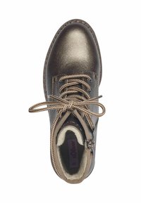 Botas de tobillo de bronce metálico con cordones marrones, detalle de cremallera y un forro suave. Punta redonda y diseño texturizado. Etiqueta de la marca visible en el interior.