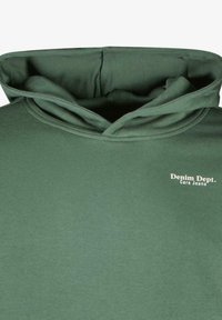 Groene hoodie met een grote capuchon, voorzien van een klein "Denim Dept. Cars Jeans" logo op de borst. Eenvoudig en casual ontwerp.