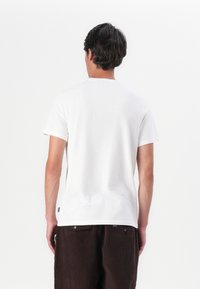 Barbour BARBOUR ARNSIDE TARTAN POCKET T-SHIRT - Triko s potiskem - white