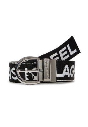 Cinturón de tela en blanco y negro con hebilla de metal plateado, con texto blanco en negrita y una placa rectangular con el logo en la hebilla.